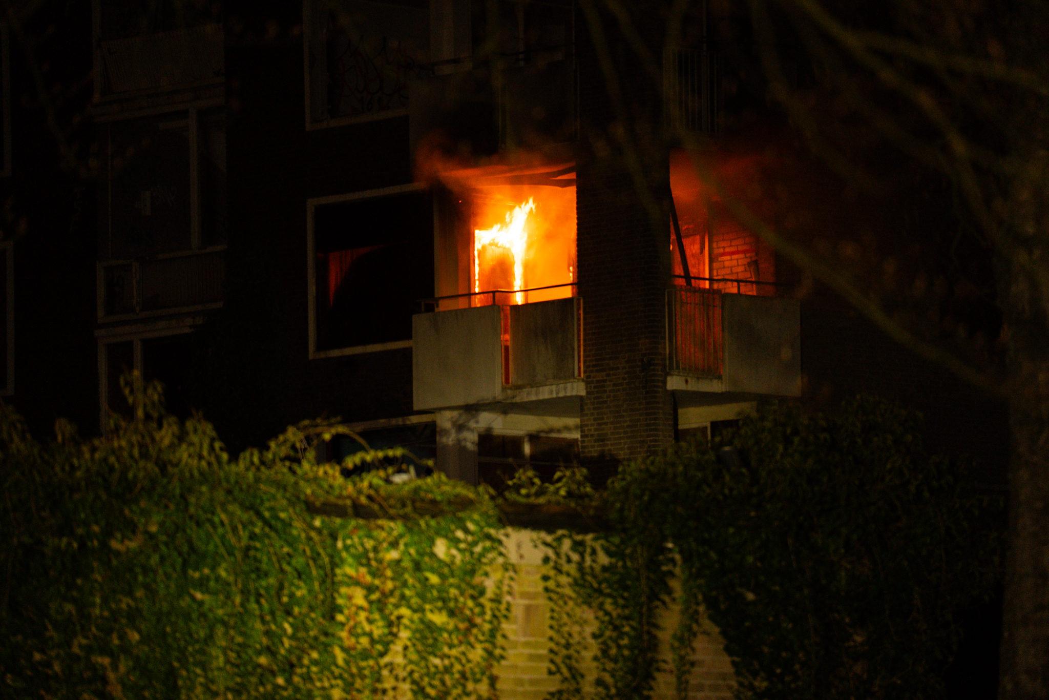 Brand in leegstaand pand vermoedelijk aangestoken