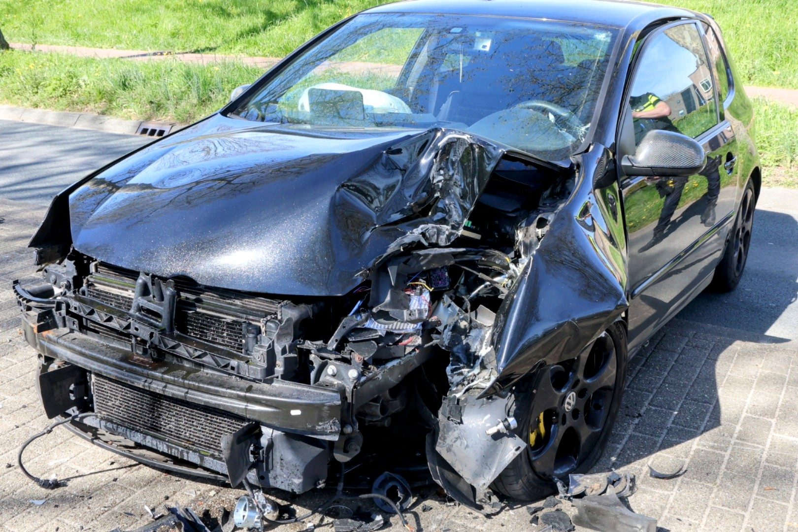 Auto botst tegen lantaarnpaal en raakt total loss