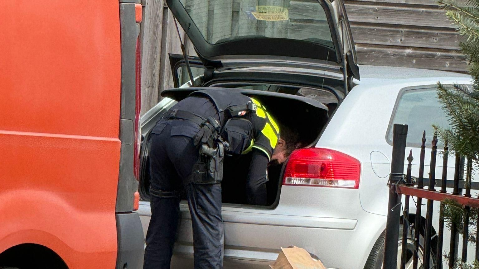 Politie doorzoekt auto en woning