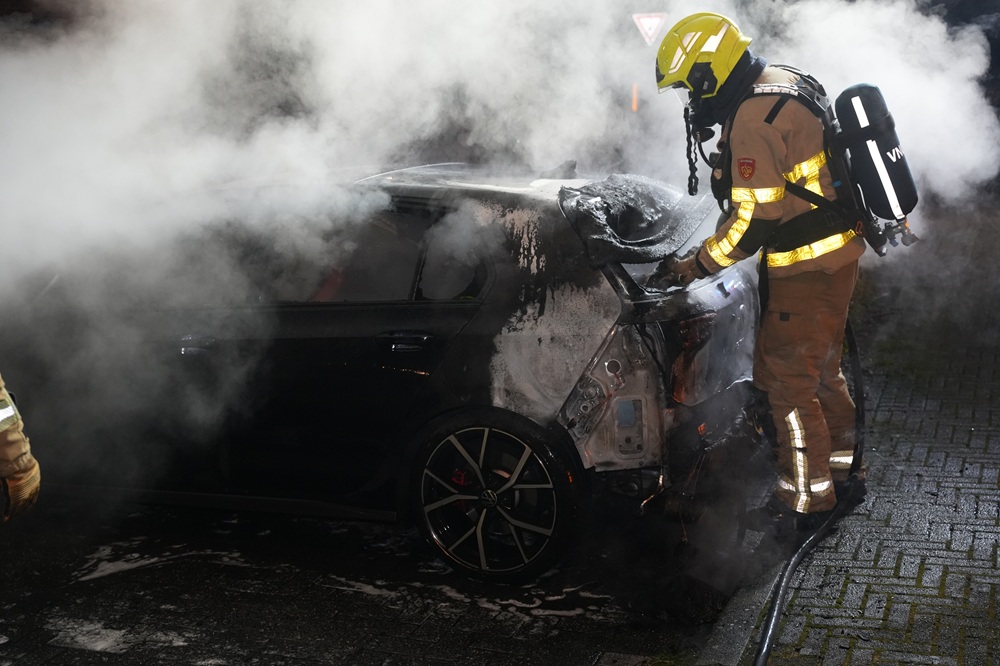 Auto uitgebrand, mogelijk brandstichting