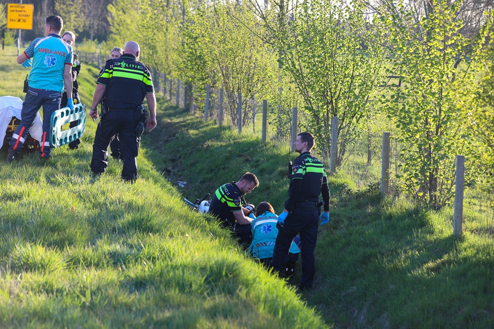 Motorrijder belandt in sloot en raakt gewond
