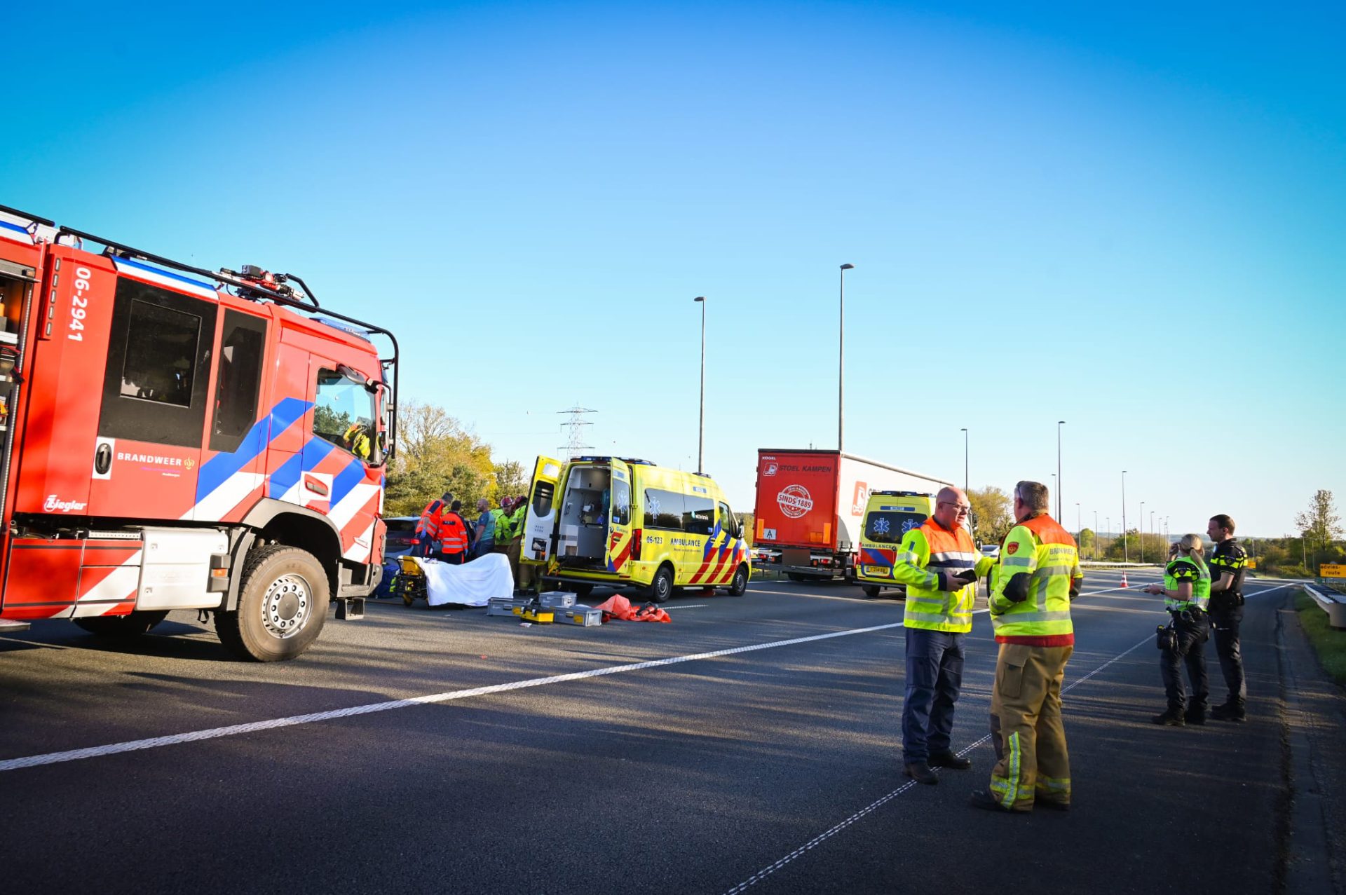 Automobilist zwaargewond na botsing met vrachtwagen op snelweg