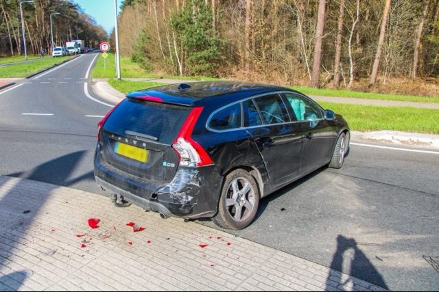 Twee auto’s botsen bij rotonde