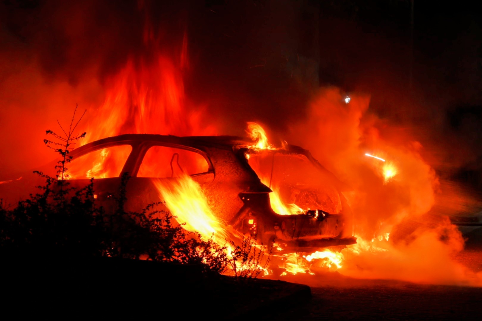Twee auto’s uitgebrand, mogelijk brandstichting