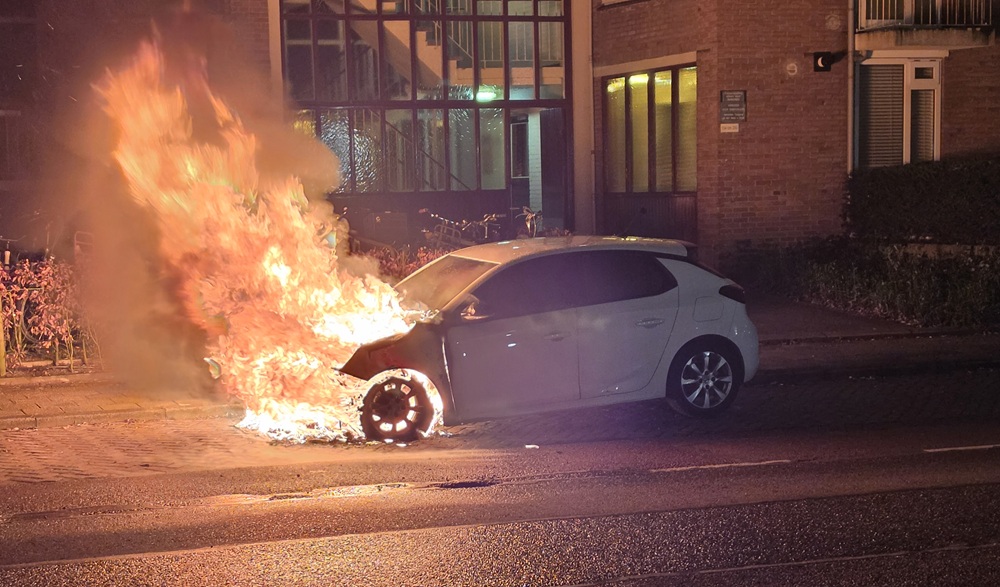 Geparkeerde auto door brand verwoest