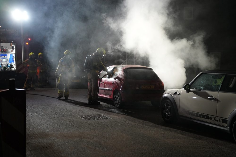 Geparkeerde auto in brand, oorzaak onbekend