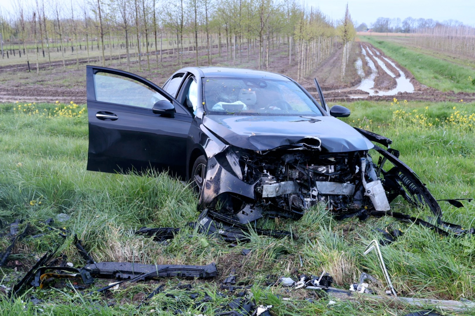 Auto total loss na botsing tegen RIMOB