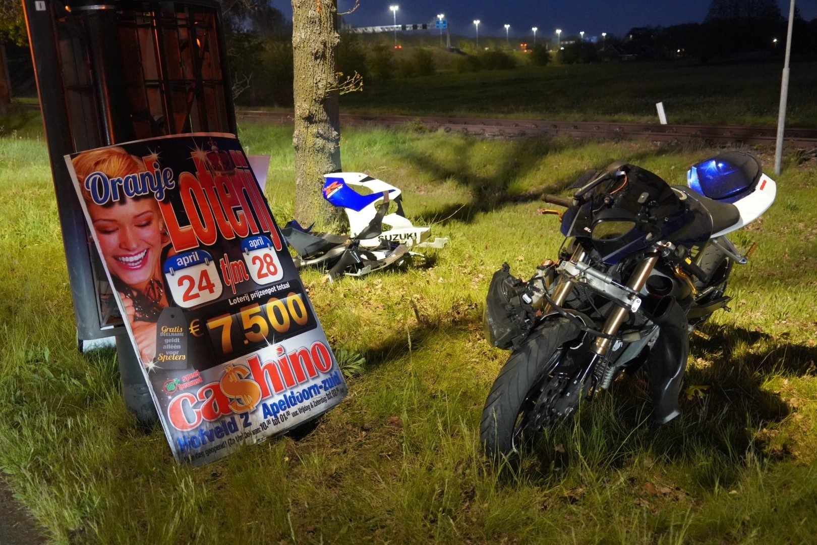 Motorrijder gewond na botsing met lantaarnpaal