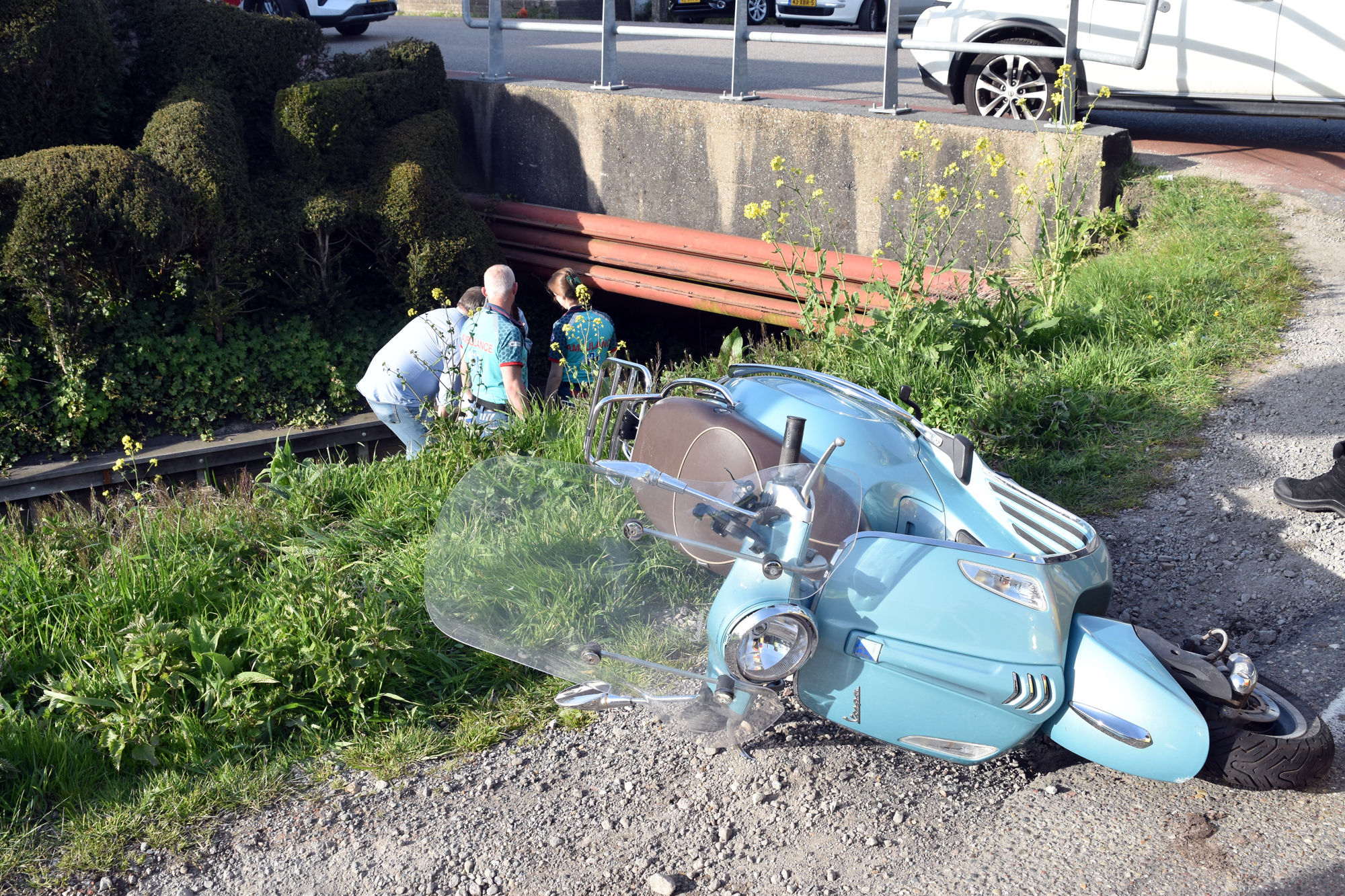 Scooter belandt in sloot na botsing met auto