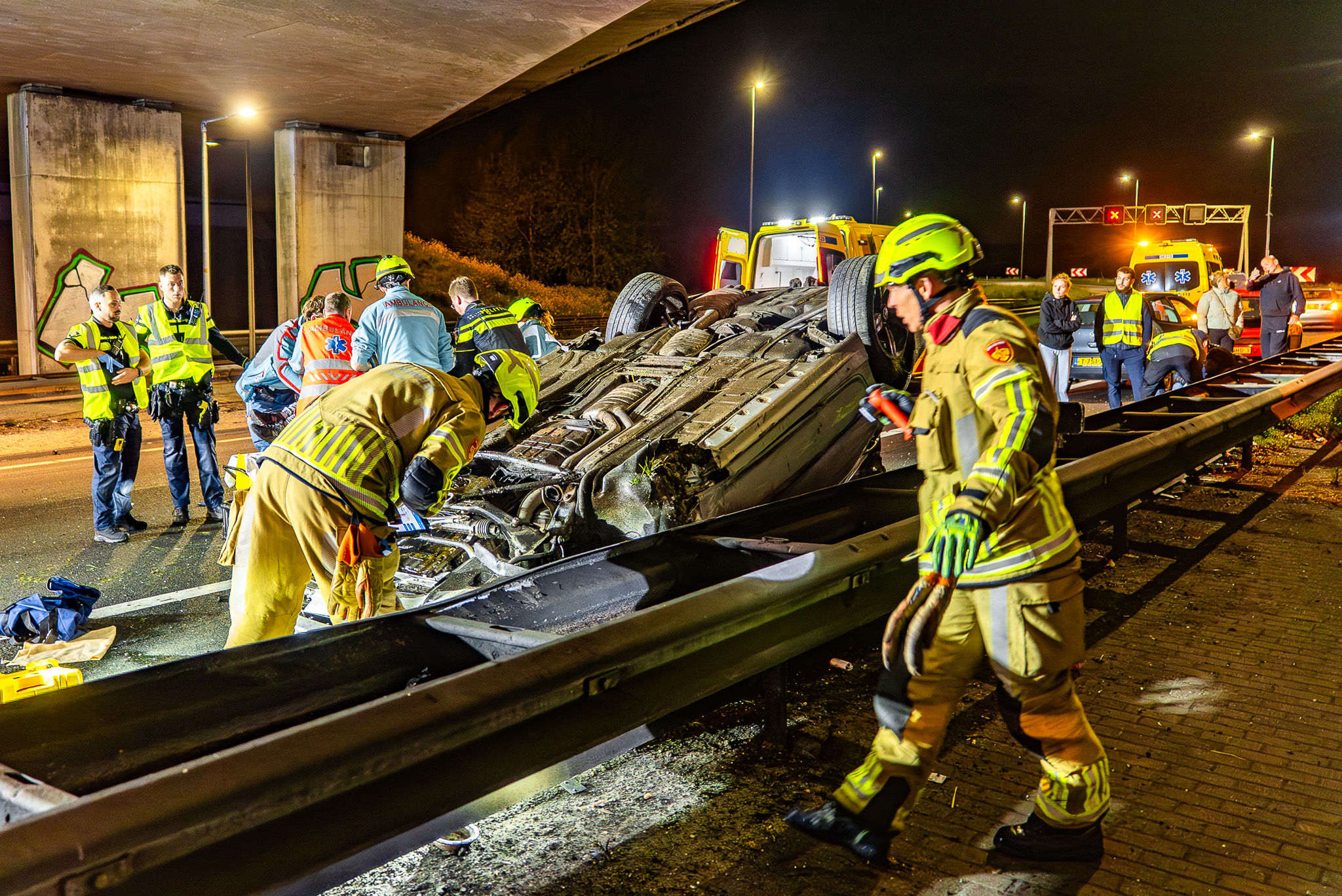 Auto slaat over de kop op snelweg, twee gewonden naar ziekenhuis
