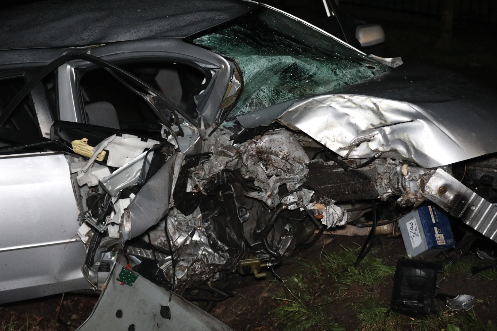 Bestuurder aangehouden na zware crash tegen boom met vier inzittenden