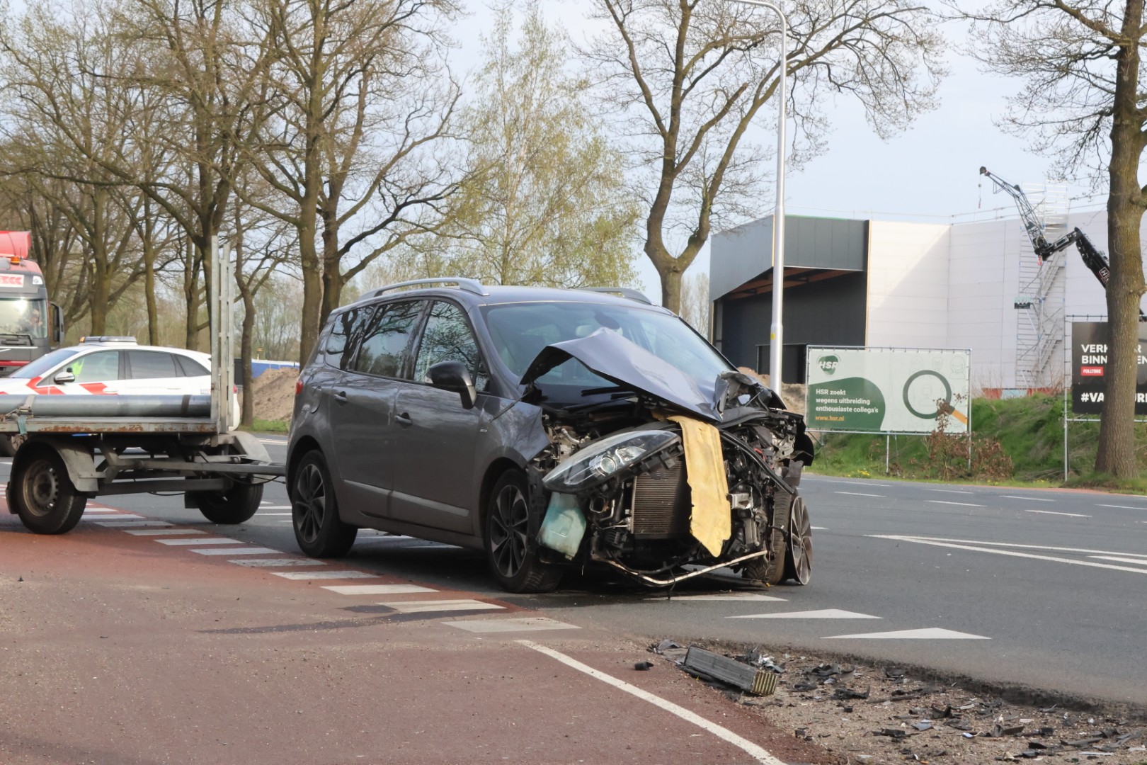 Auto en bestelbus botsen op kruising