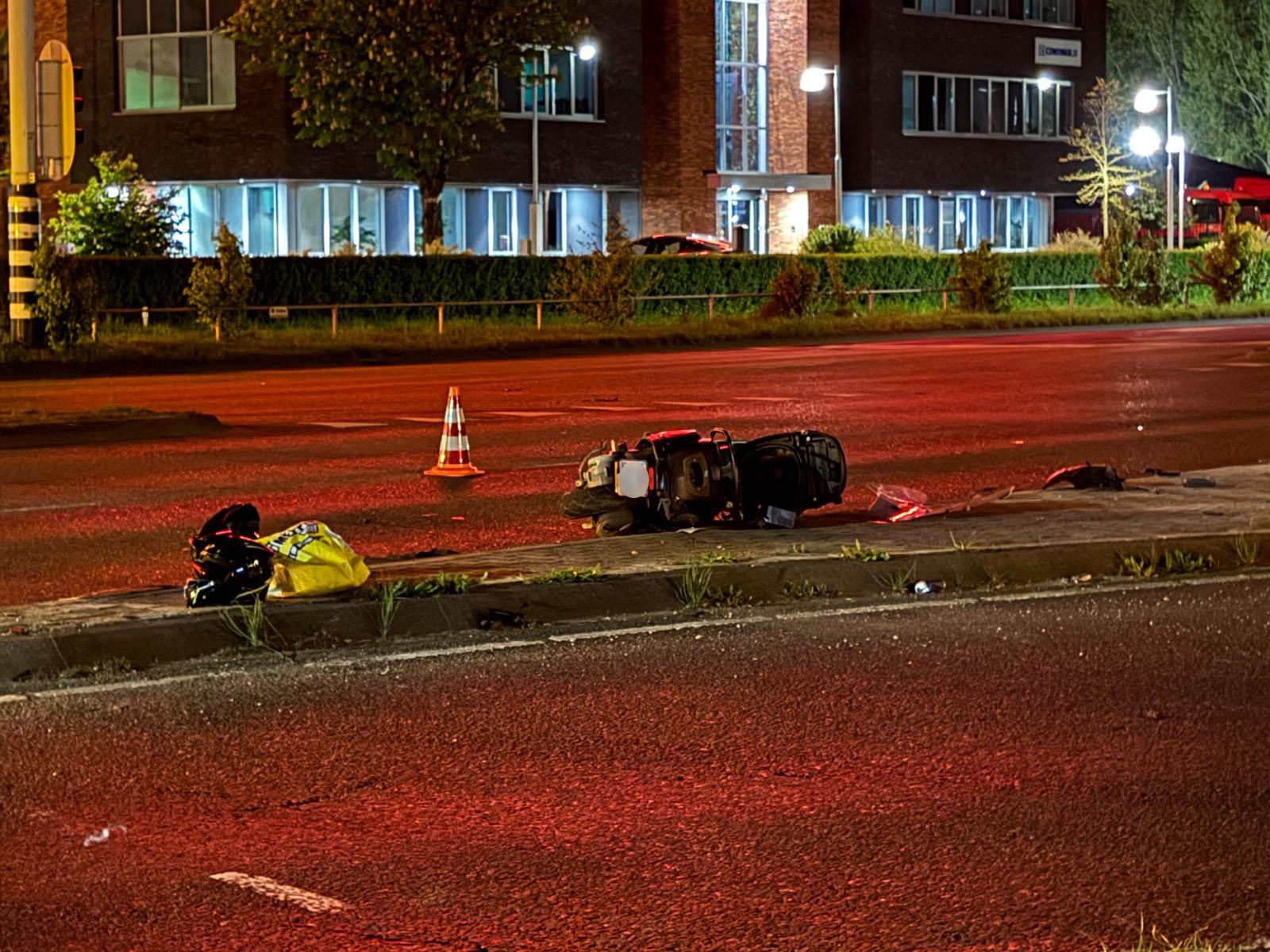 Auto rijdt door na botsing met scooter