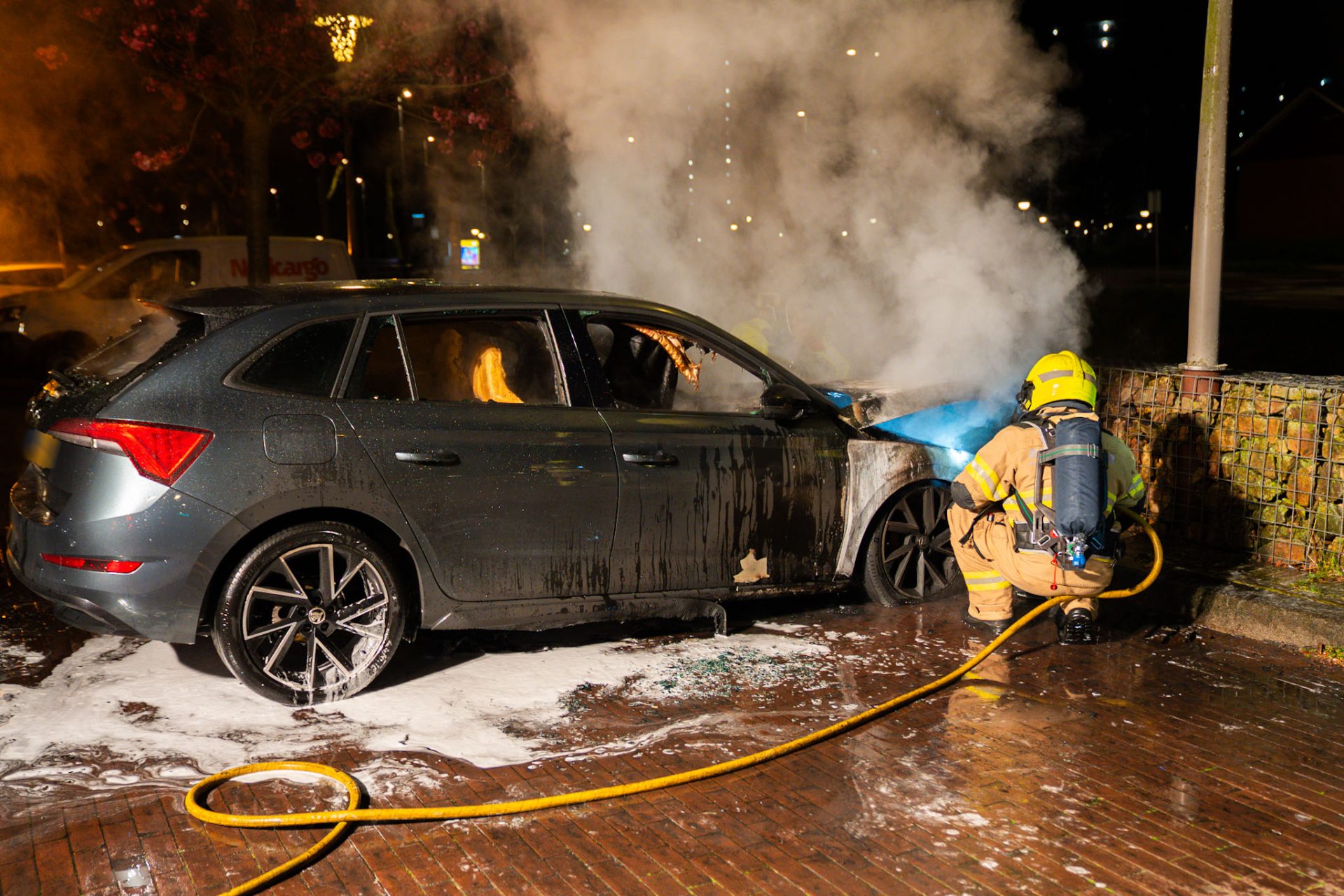 Auto volledig uitgebrand op parkeerplaats