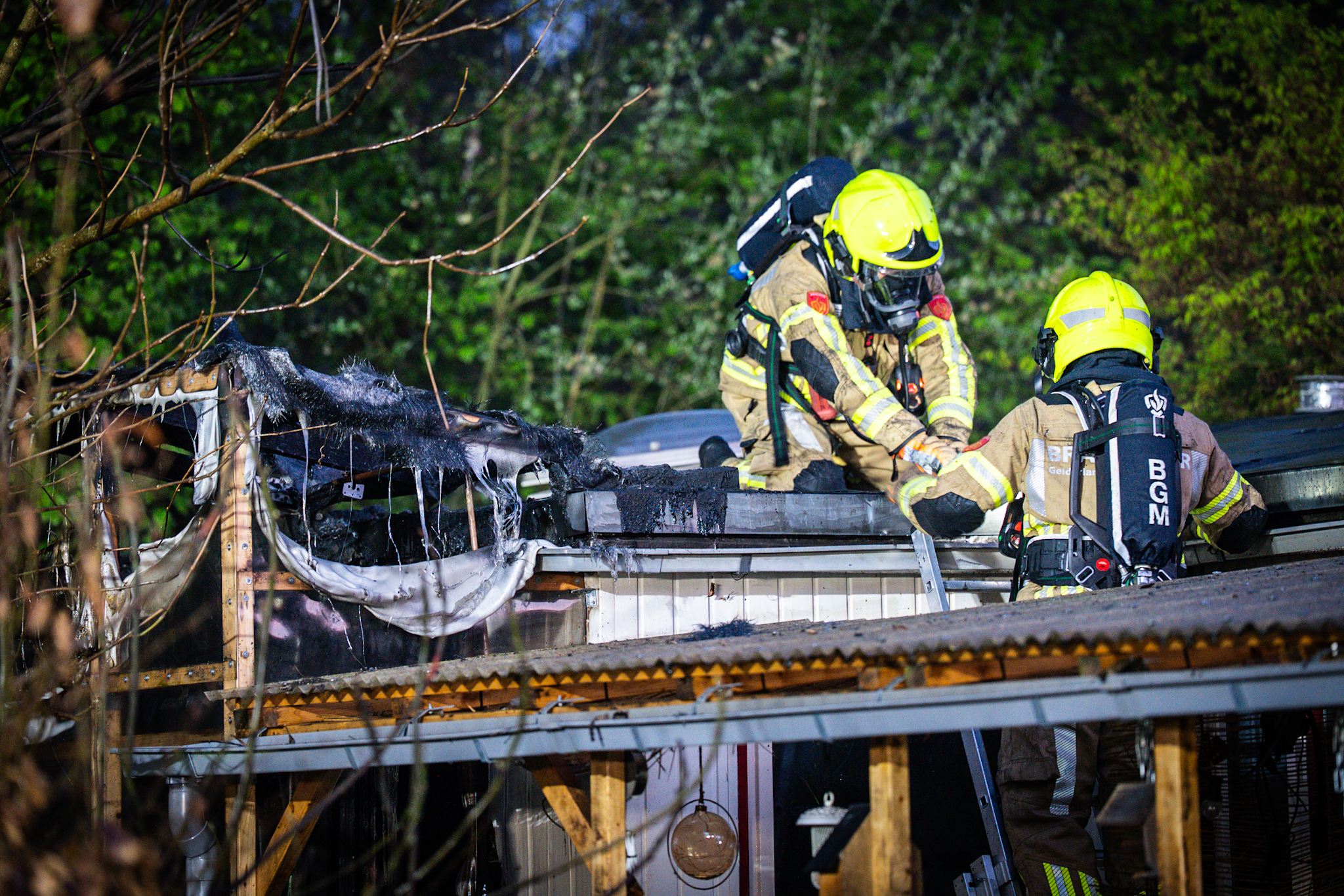 Brandweer redt persoon uit brandende chalet