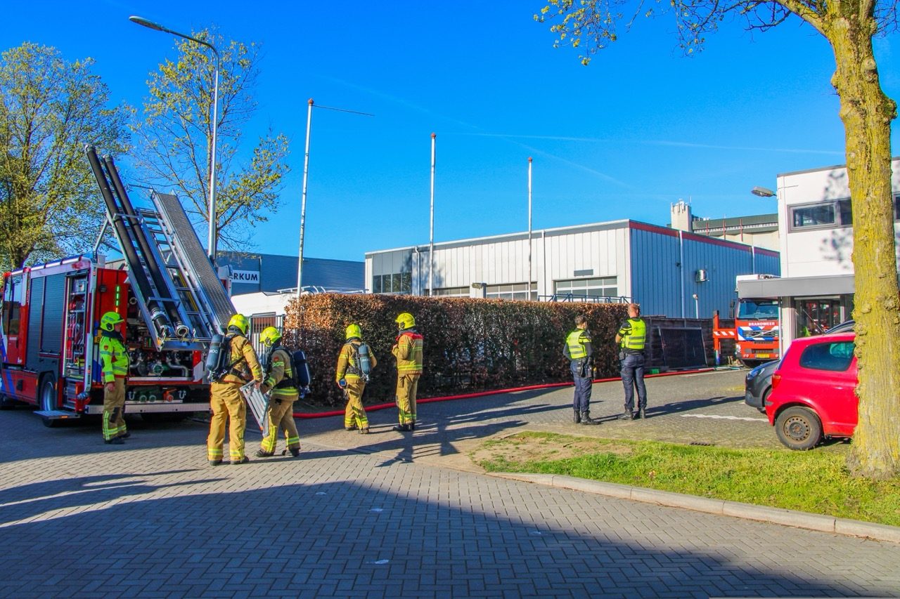 Brand in machine met houtsnippers bij bedrijf