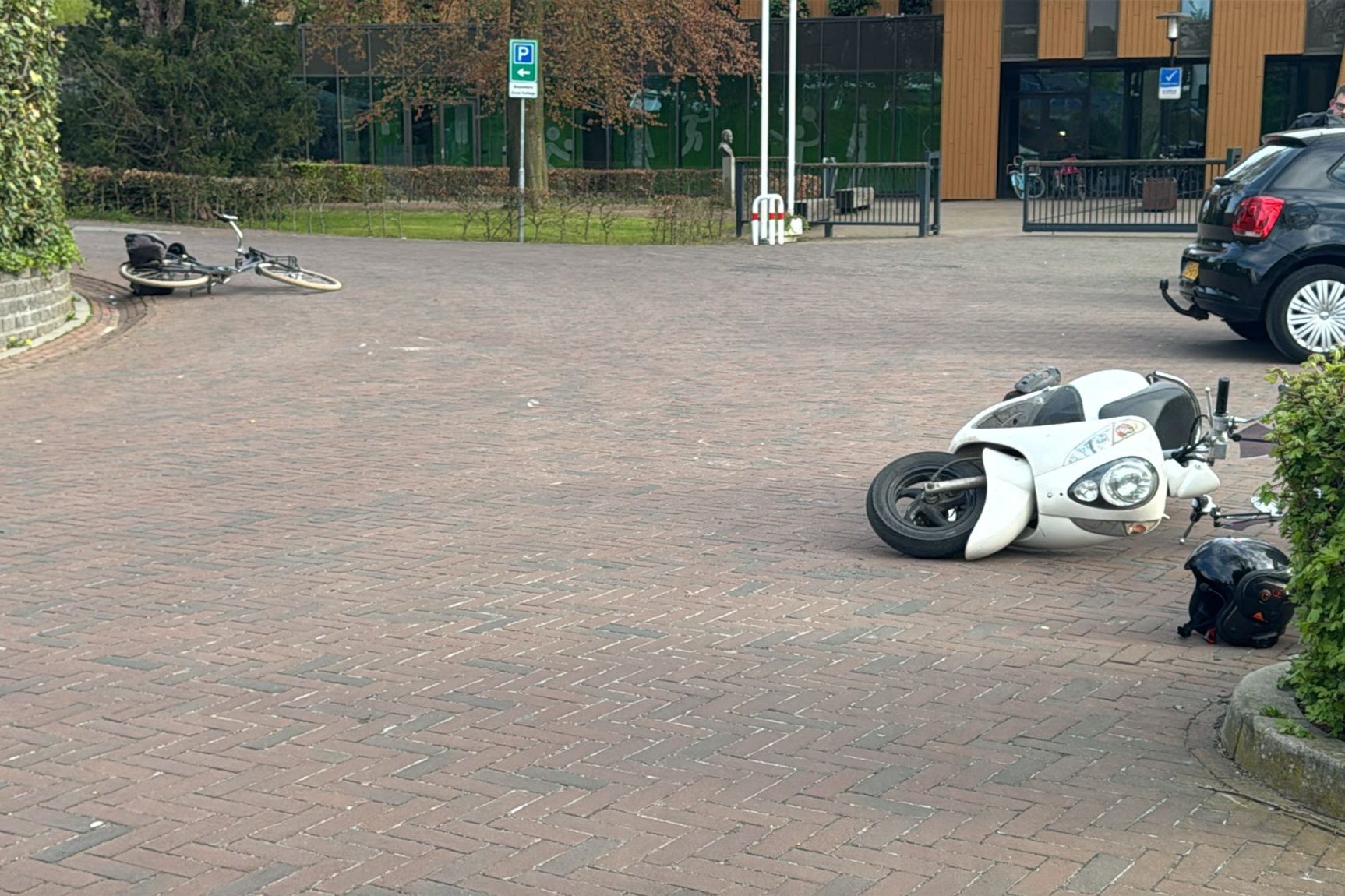 Scooterrijder en fietser botsen