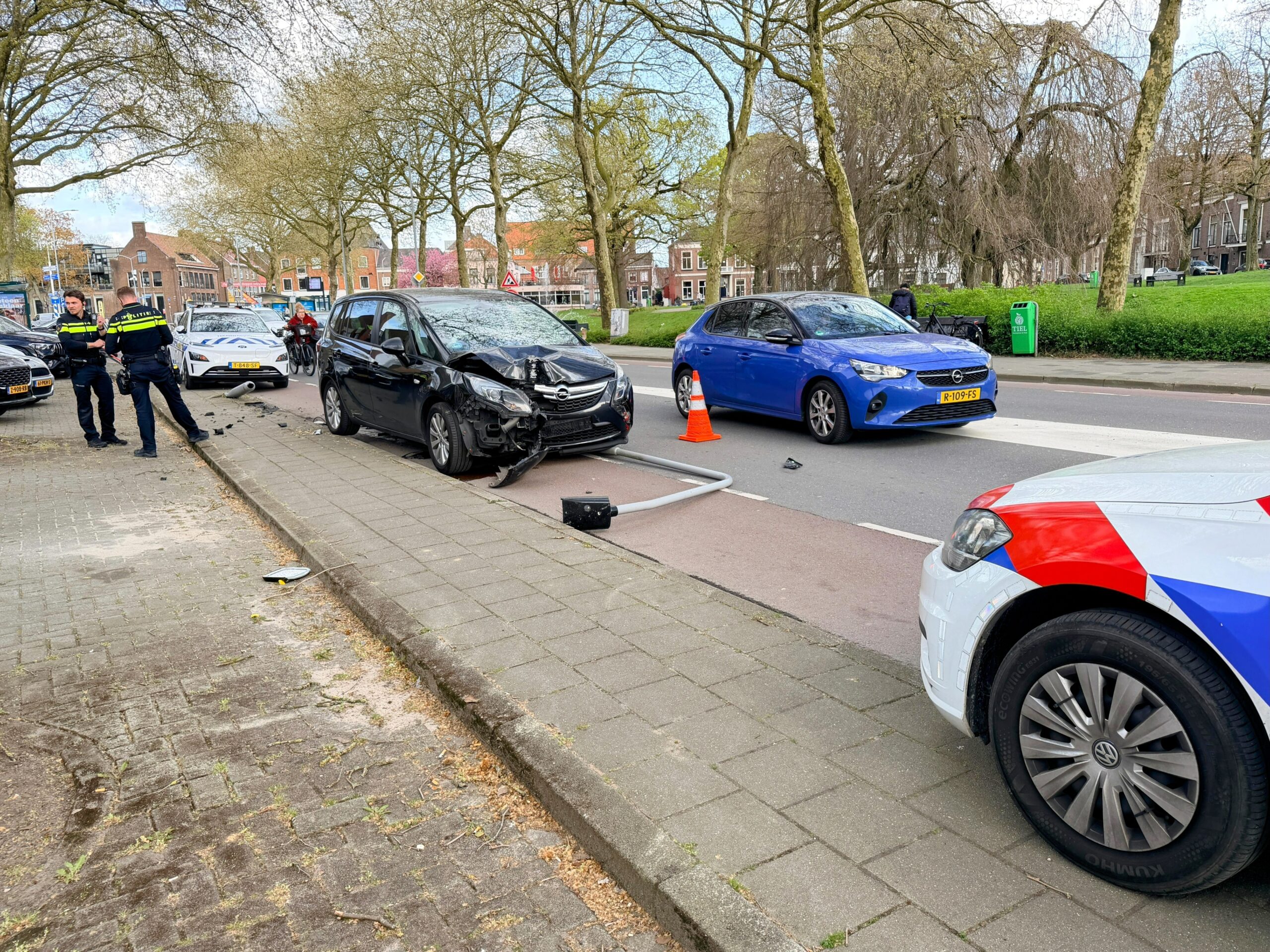 Bestuurster onwel en rijdt verkeerspaal en lantaarnpaal uit de grond