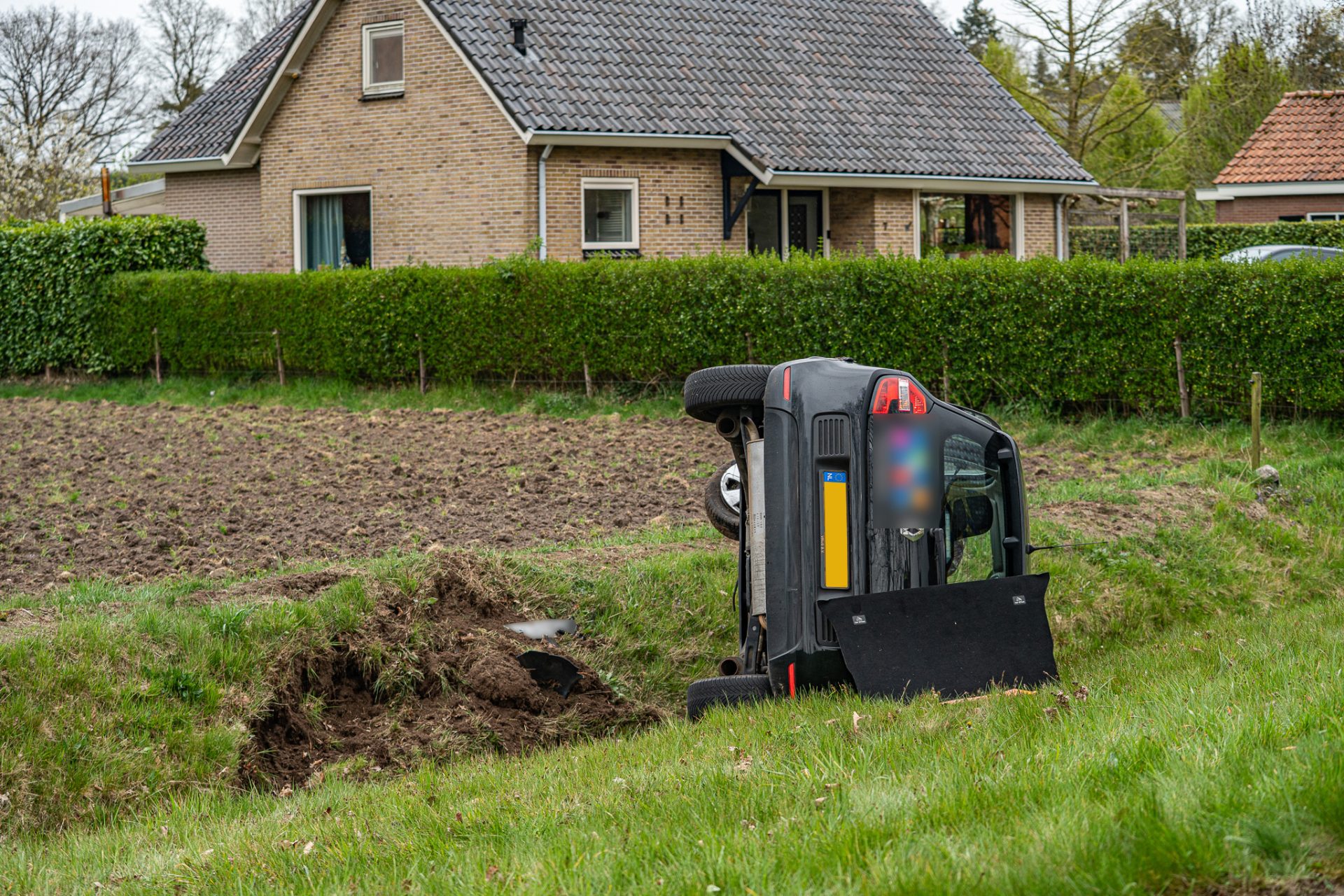 Bestuurster belandt met auto op zijkant