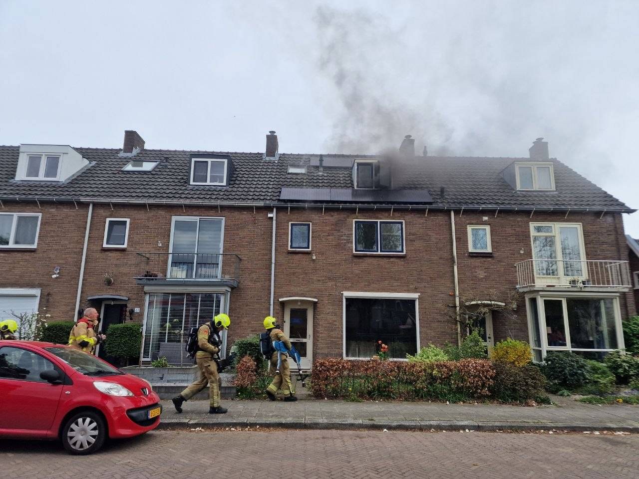 Bewoner vlucht via dak na felle woningbrand, huis onbewoonbaar