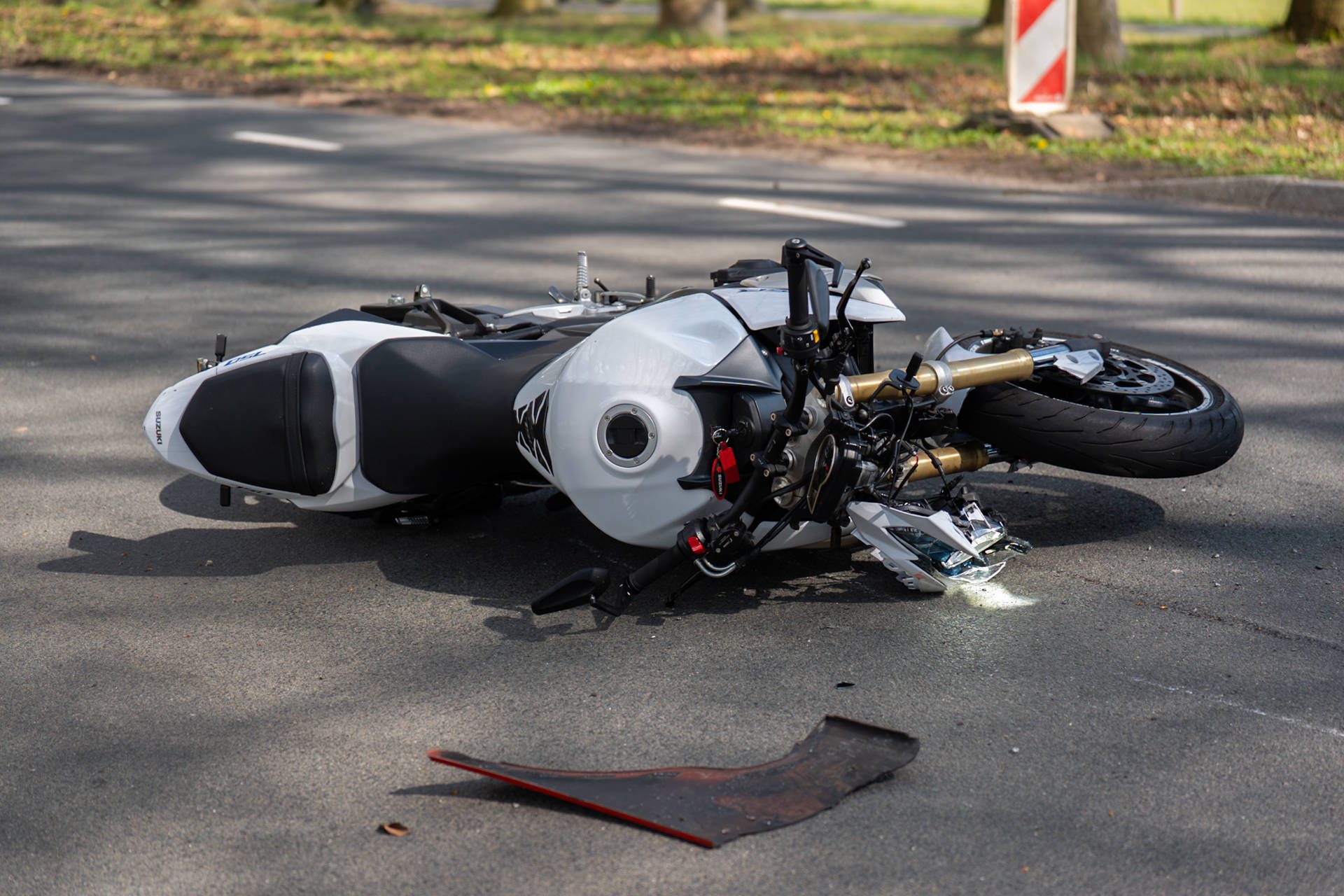 Motorrijder gewond na botsing met auto, weg tijdelijk afgesloten