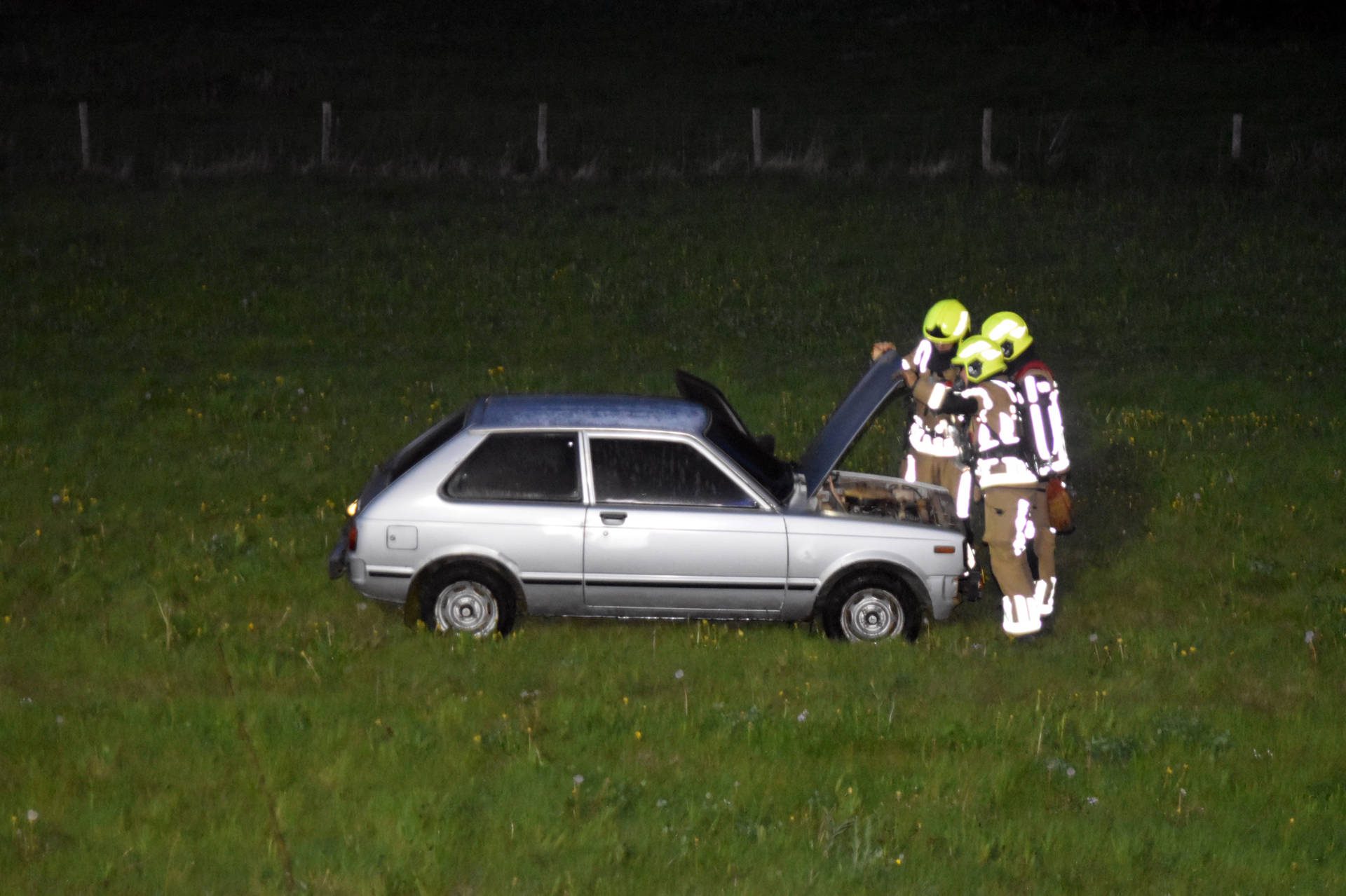 Brandende auto onderaan dijk aangetroffen, bestuurder spoorloos