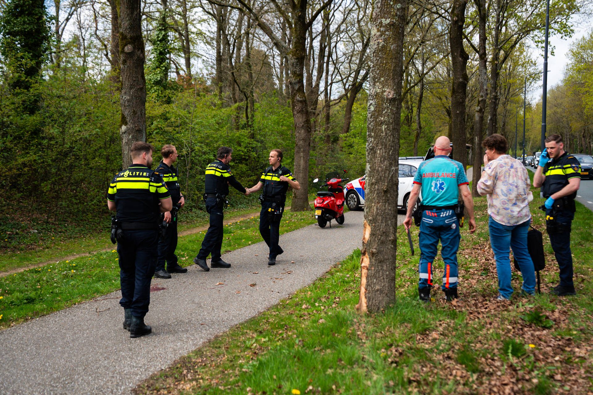 Scooterrijder ernstig gewond na botsing tegen boom