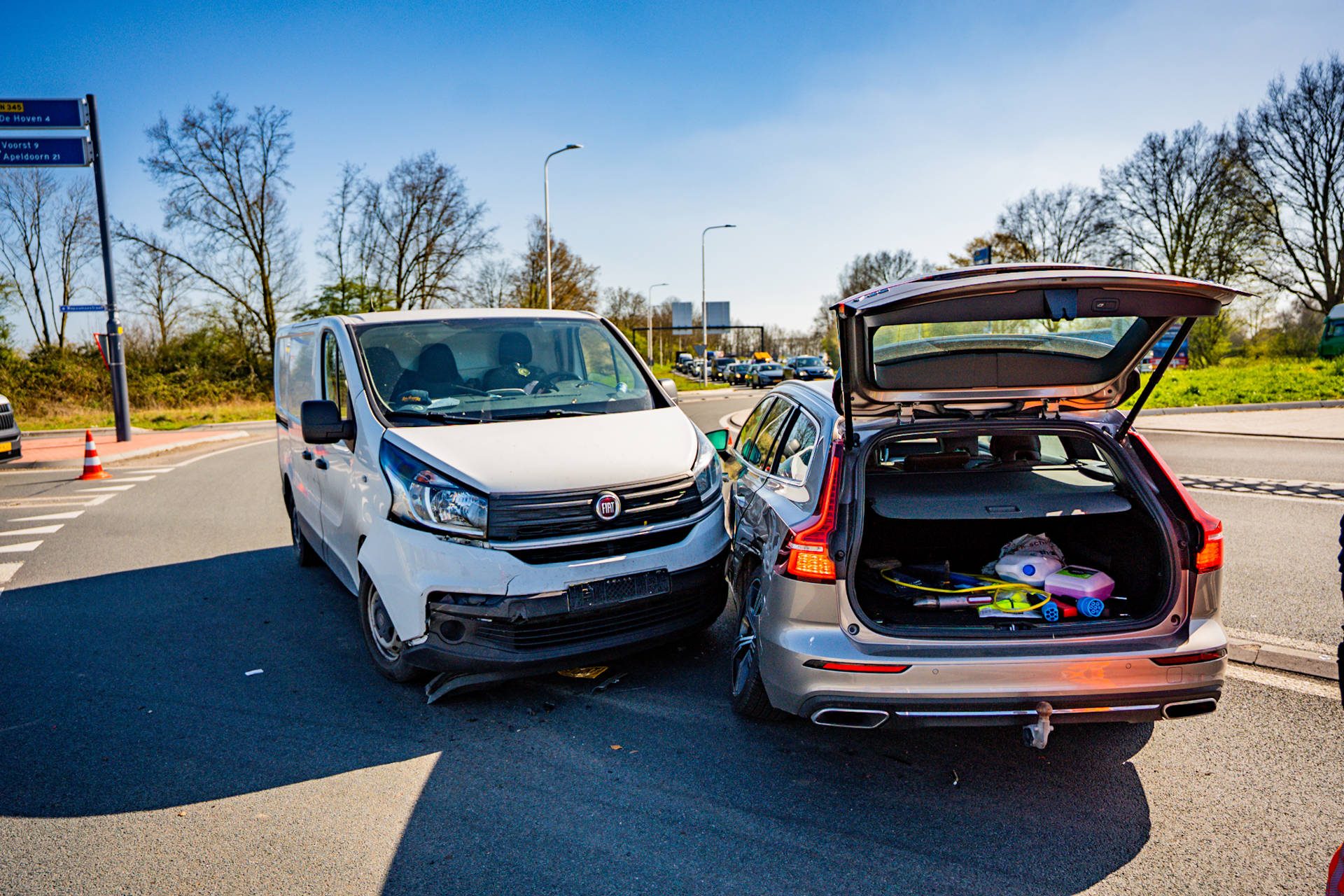 Bestelbusbestuurder gewond bij ongeval door voorrangsfout op rotonde