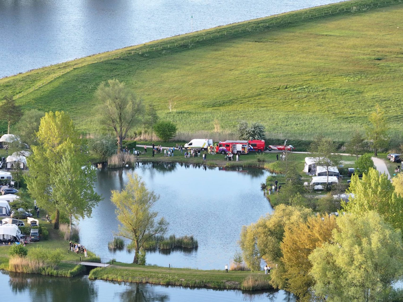 Brandweer en dierenambulance bevrijden zwaan uit visdraad