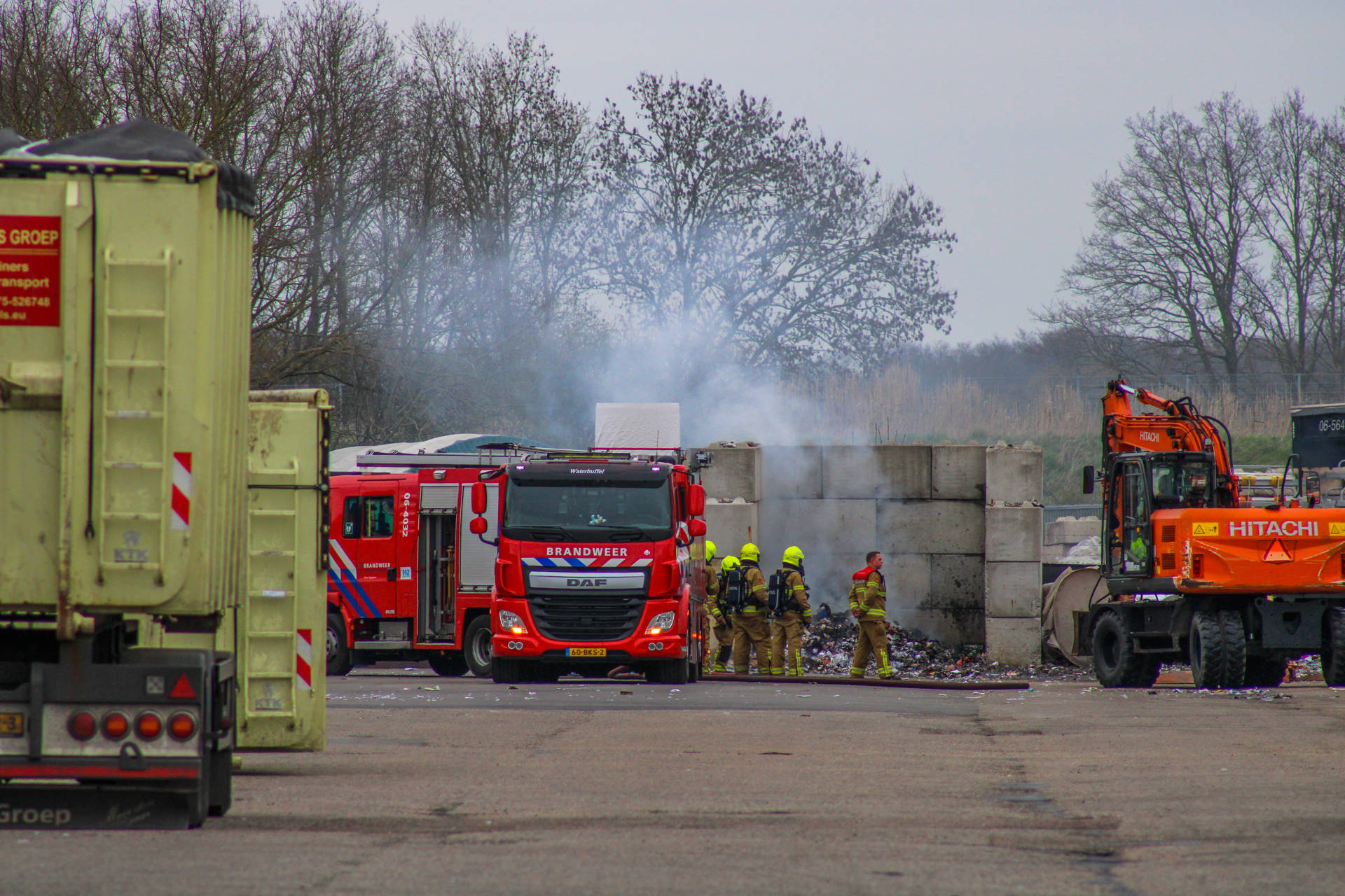 Brand in opslag met papierbalen bij papierbedrijf