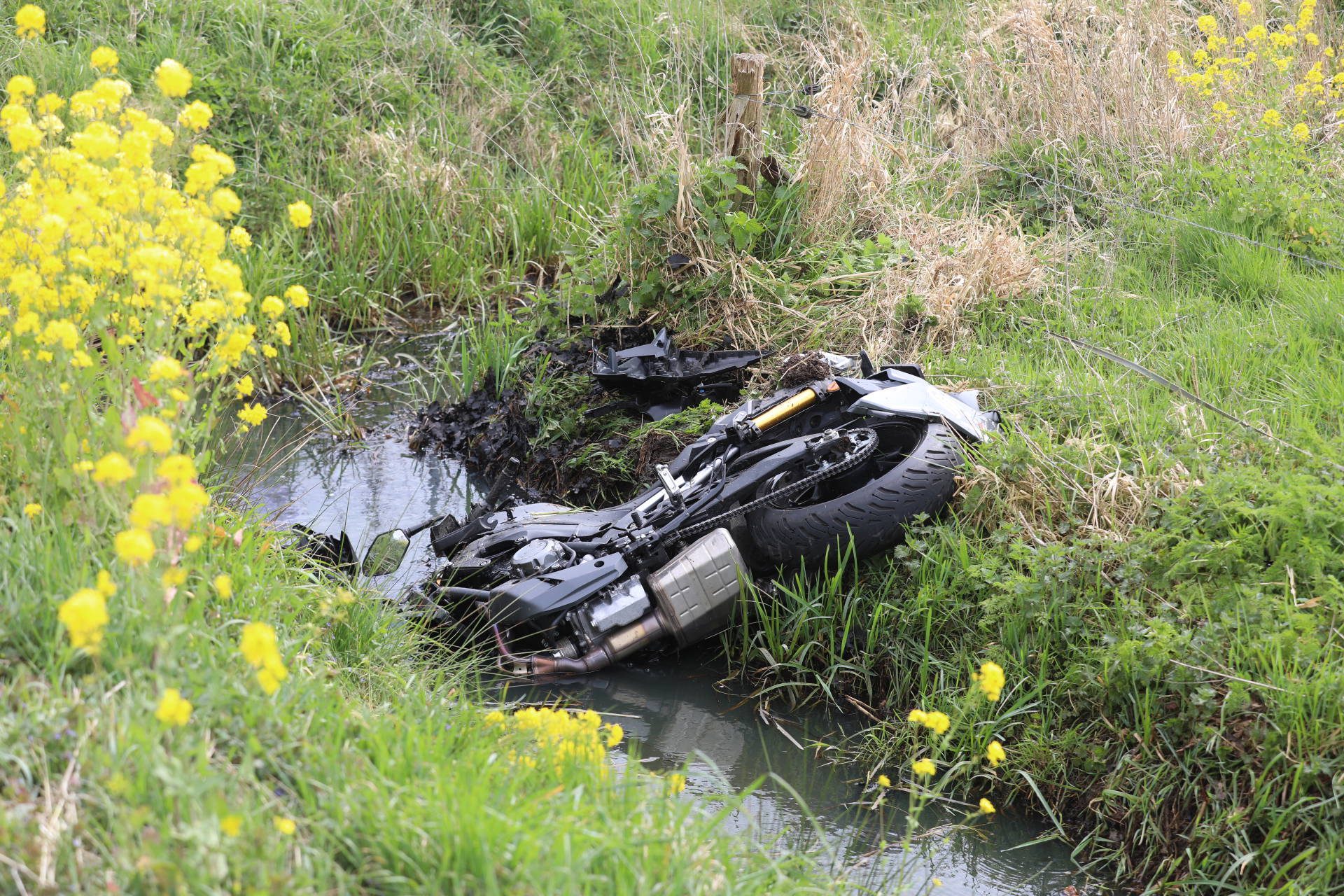 Motorrijder belandt in sloot na botsing met afslaande auto