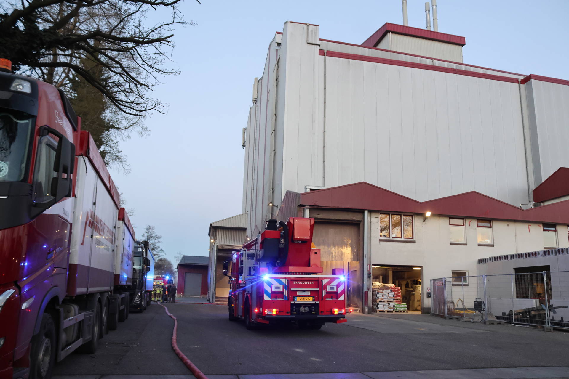 Brand in productiehal van mengvoerbedrijf trekt veel bekijks