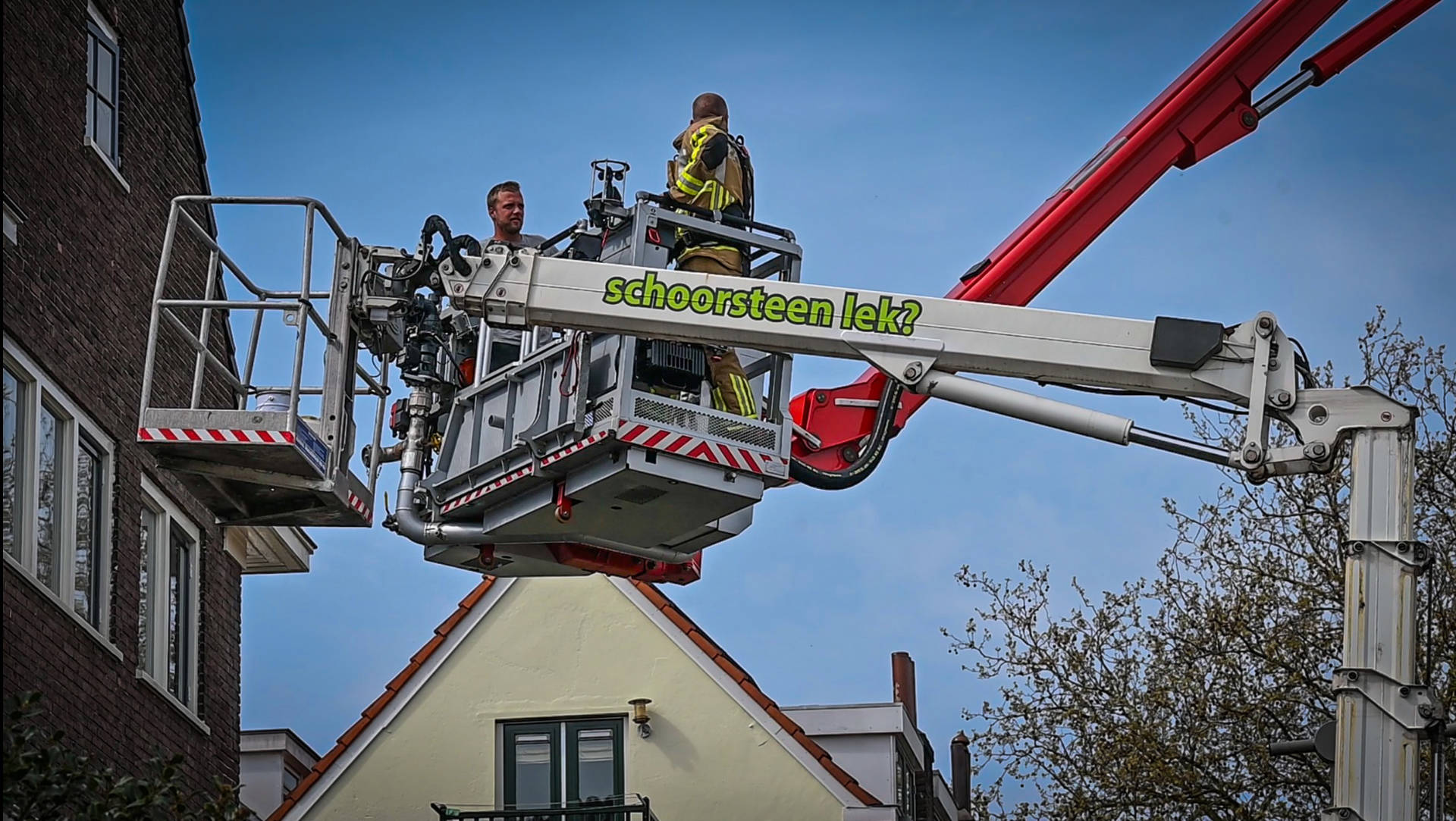 Monteur urenlang vast in defecte hoogwerker, brandweer biedt uitkomst