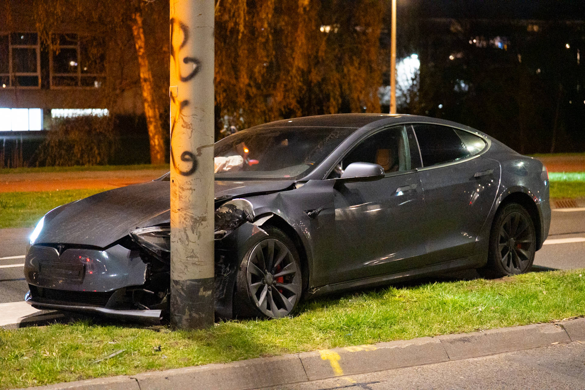 Teslabestuurder botst tegen mast, één persoon naar ziekenhuis