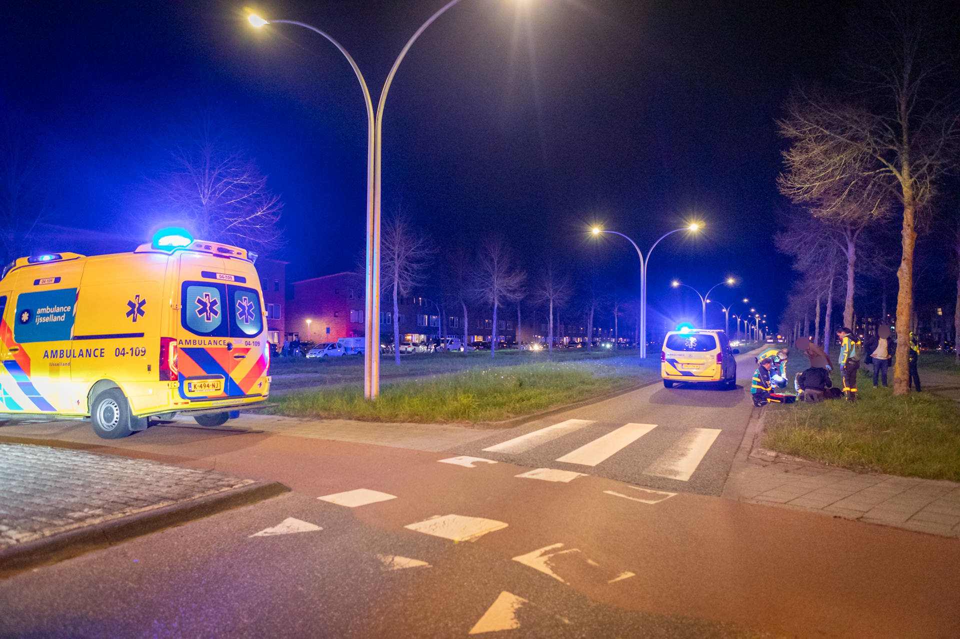 Twee gewonden nadat scooter tegen boom botst