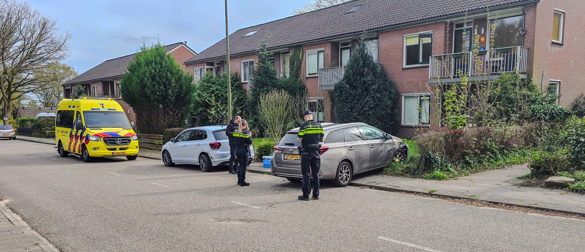 Automobilist botst op stilstaande auto en eindigt in tuin