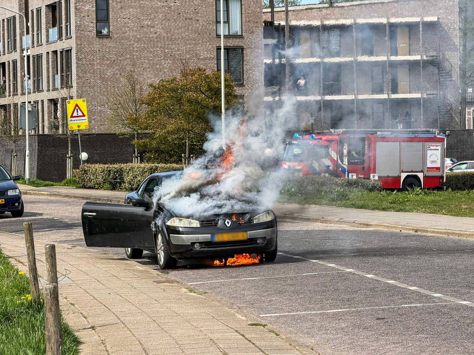 Auto vliegt tijdens rit in brand en raakt total loss