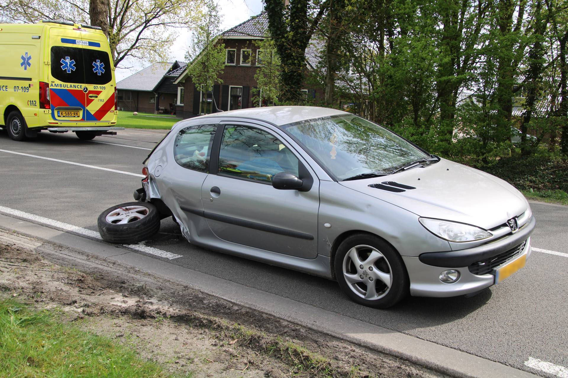 Gewonde bij ongeval tussen drie auto’s