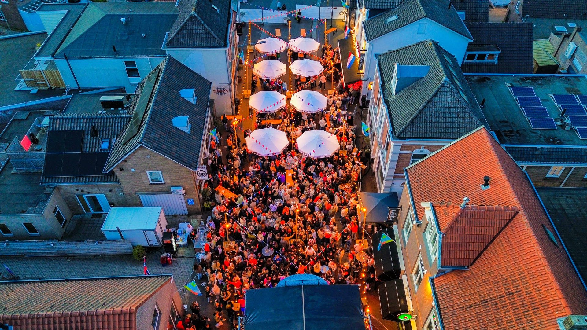 Drukte en gezelligheid tijdens Koningsnacht