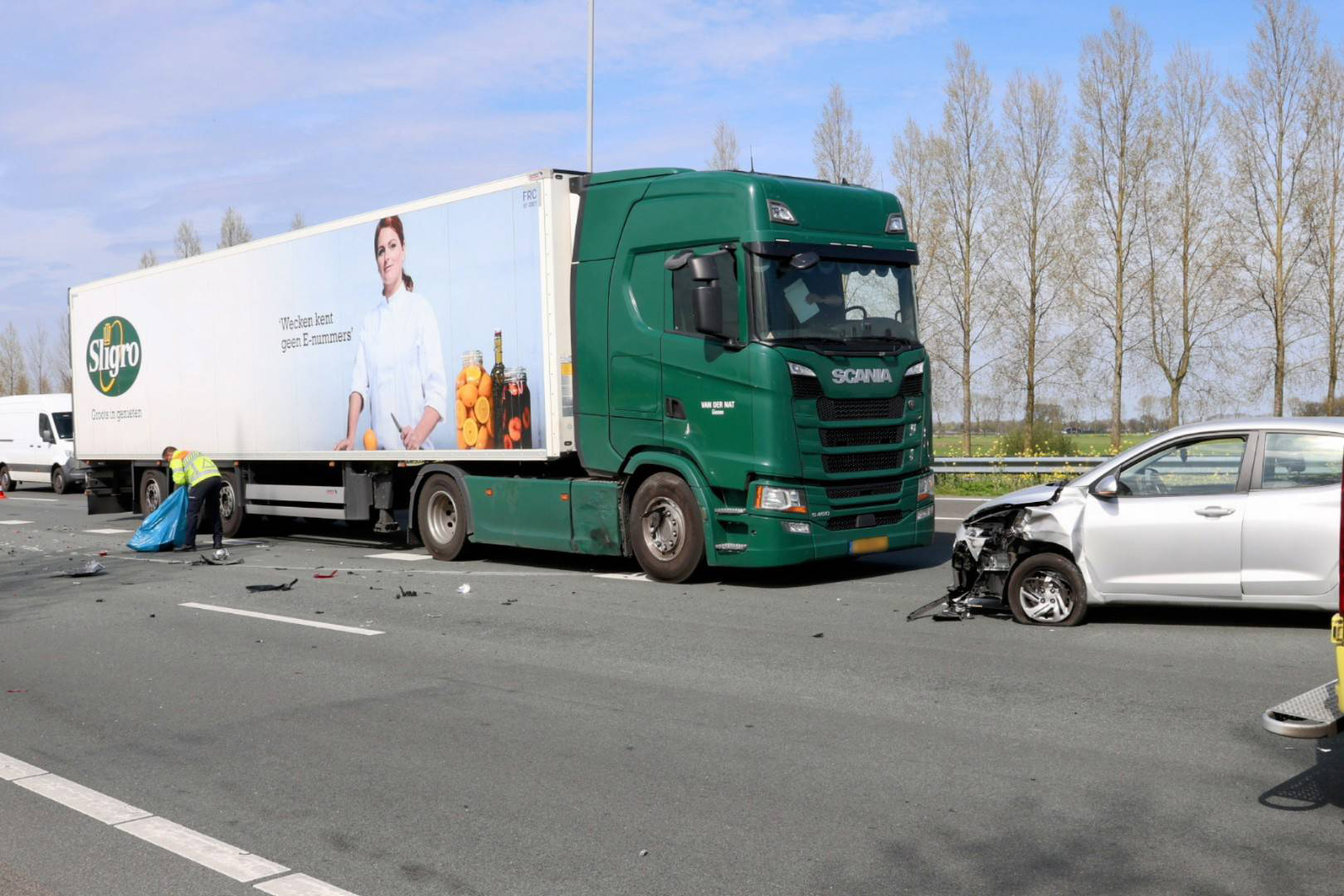 Persoon naar ziekenhuis na botsing met twee vrachtwagens op snelweg