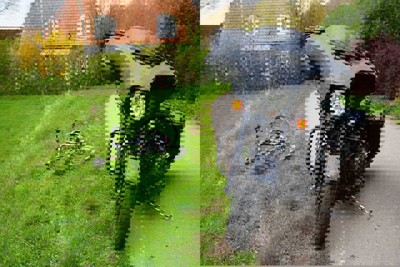 Motorrijder en wielrenner komen met elkaar in botsing