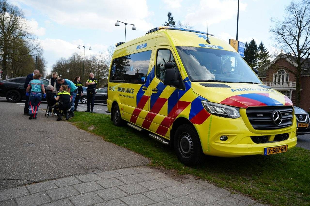 Fietser gewond na botsing met auto en naar ziekenhuis vervoerd