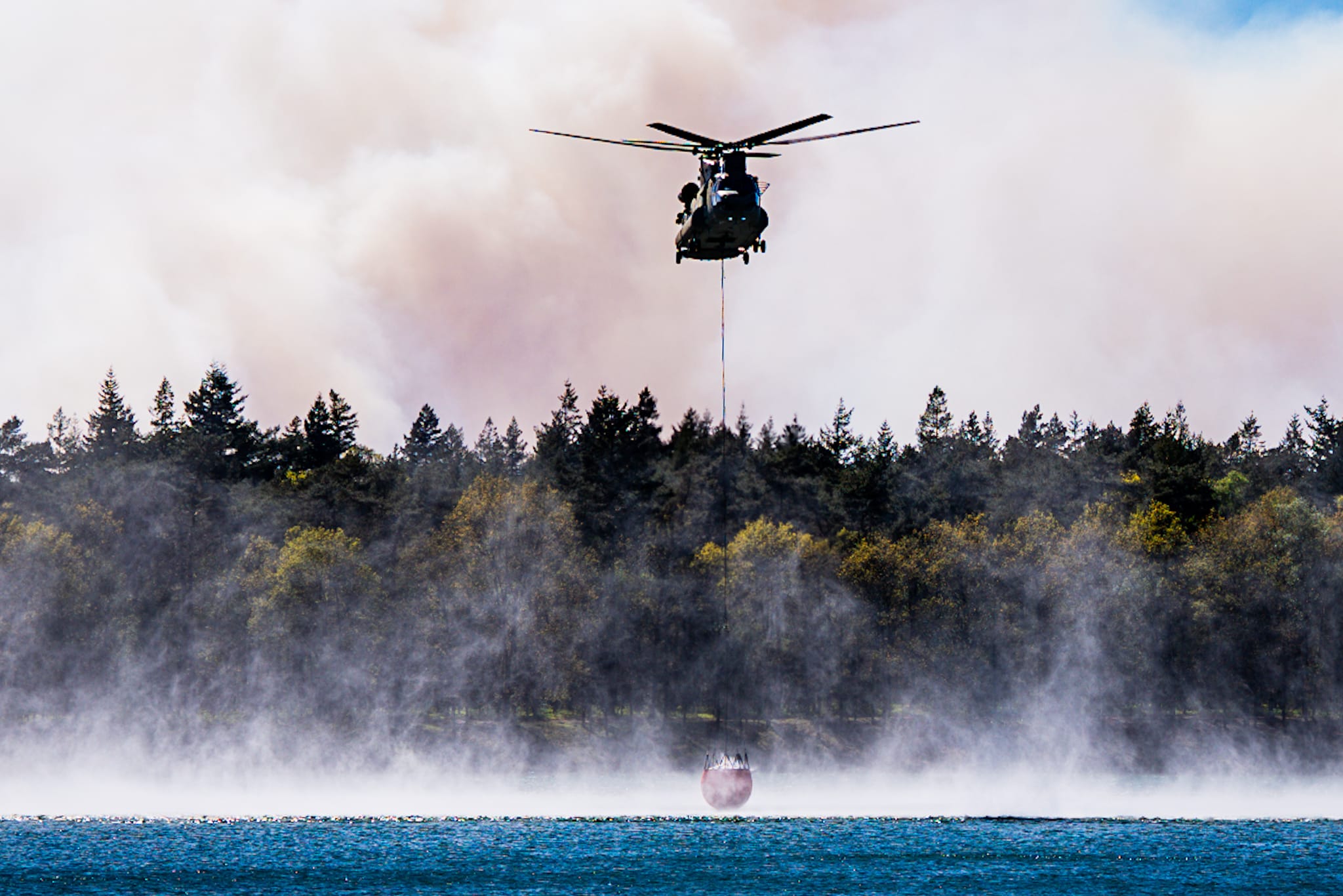 Luchtmacht zet Chinooks in tegen grote natuurbrand op oefenterrein