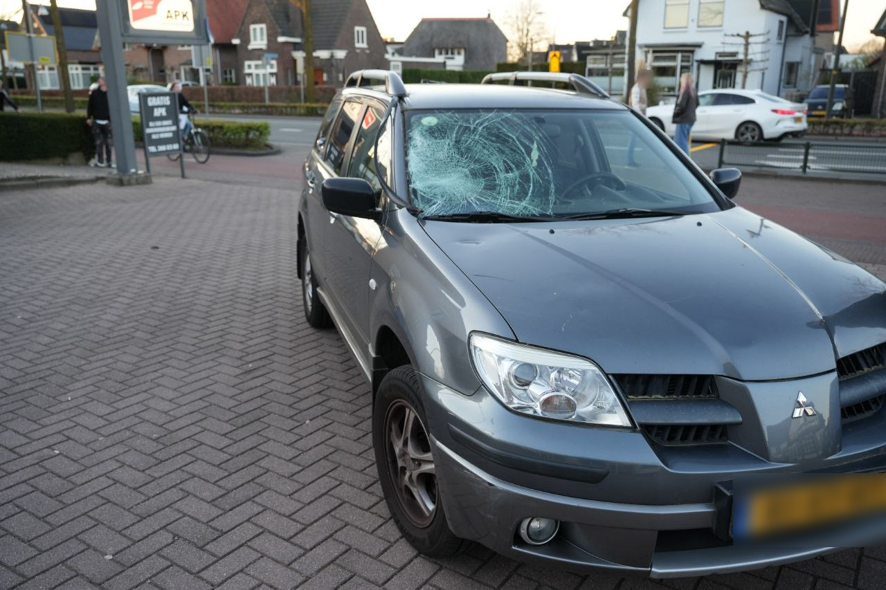 Wielrenner raakt gewond bij botsing met automobilist