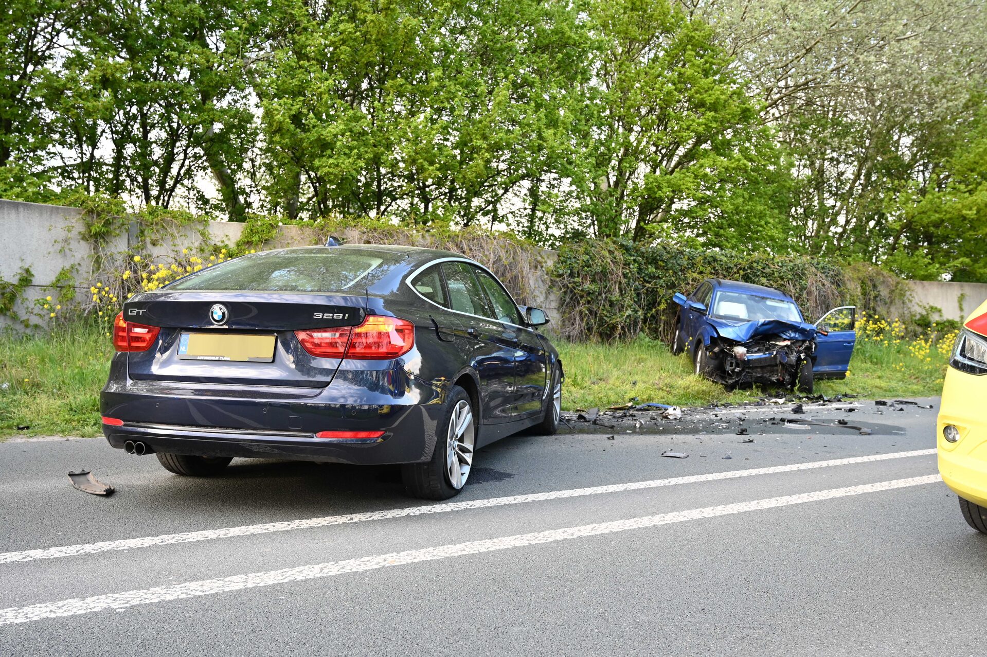 Twee gewonden bij frontale aanrijding