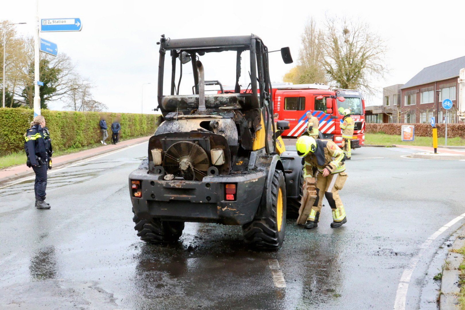 Cabine van shovel brandt uit tijdens rit, voertuig zwaar beschadigd