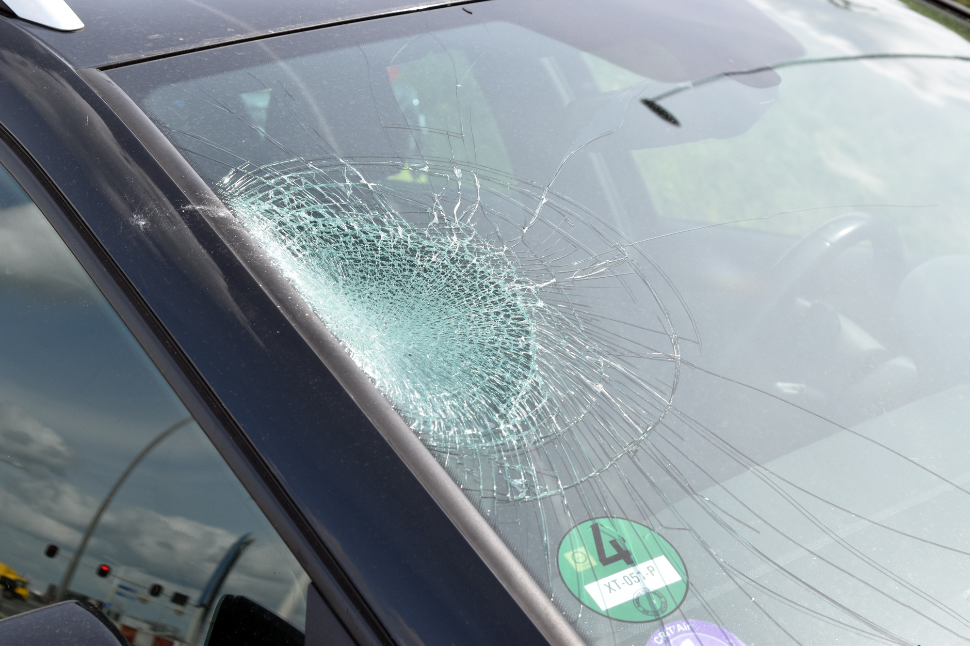 Bestuurder van e-bike gewond na botsing met personenauto