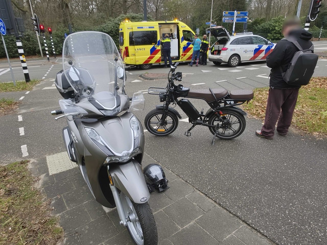Aanrijding tussen motorscooter en fatbike op kruising
