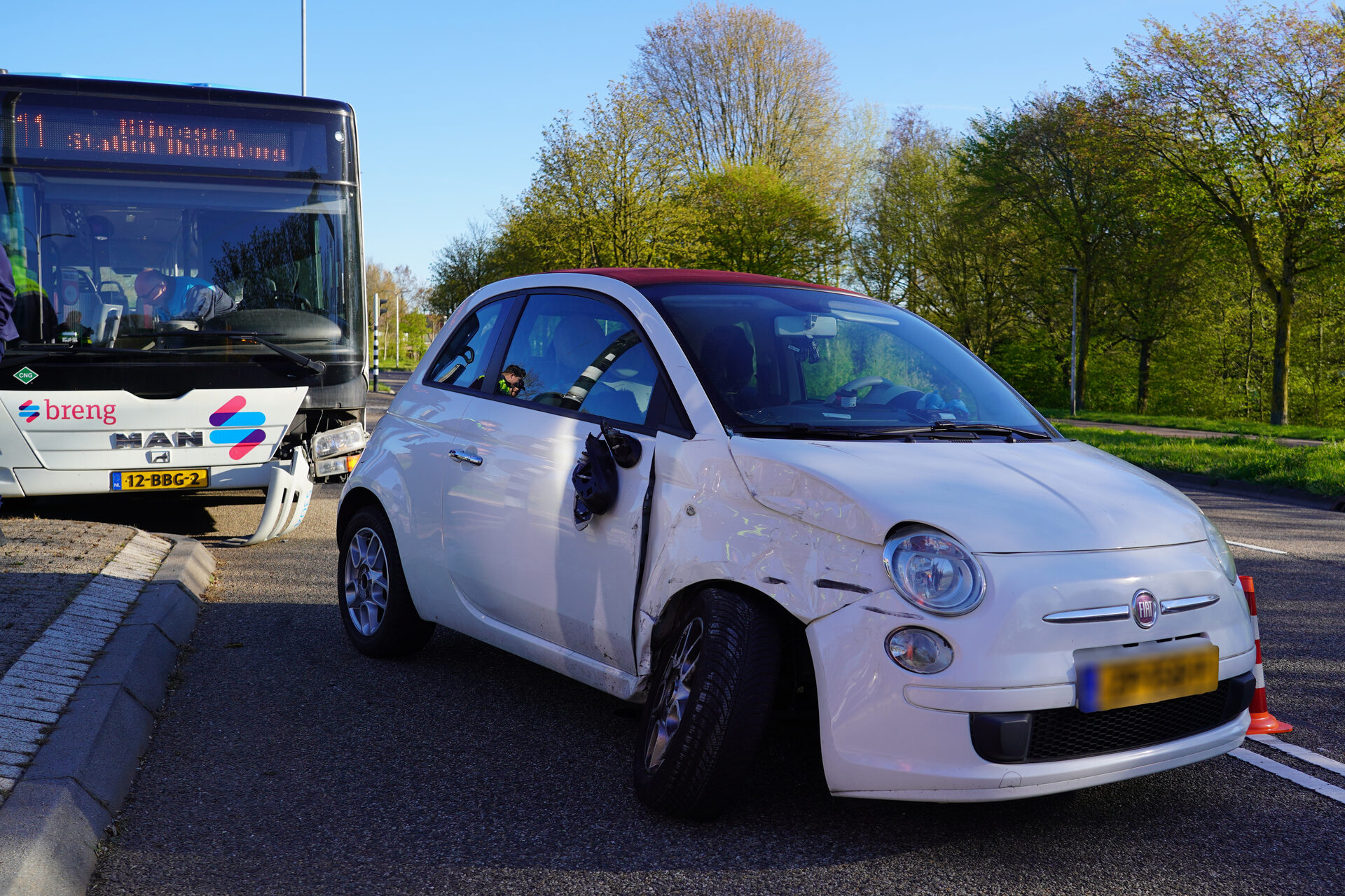 Ongeval met auto en bus, betrokkenen gecontroleerd