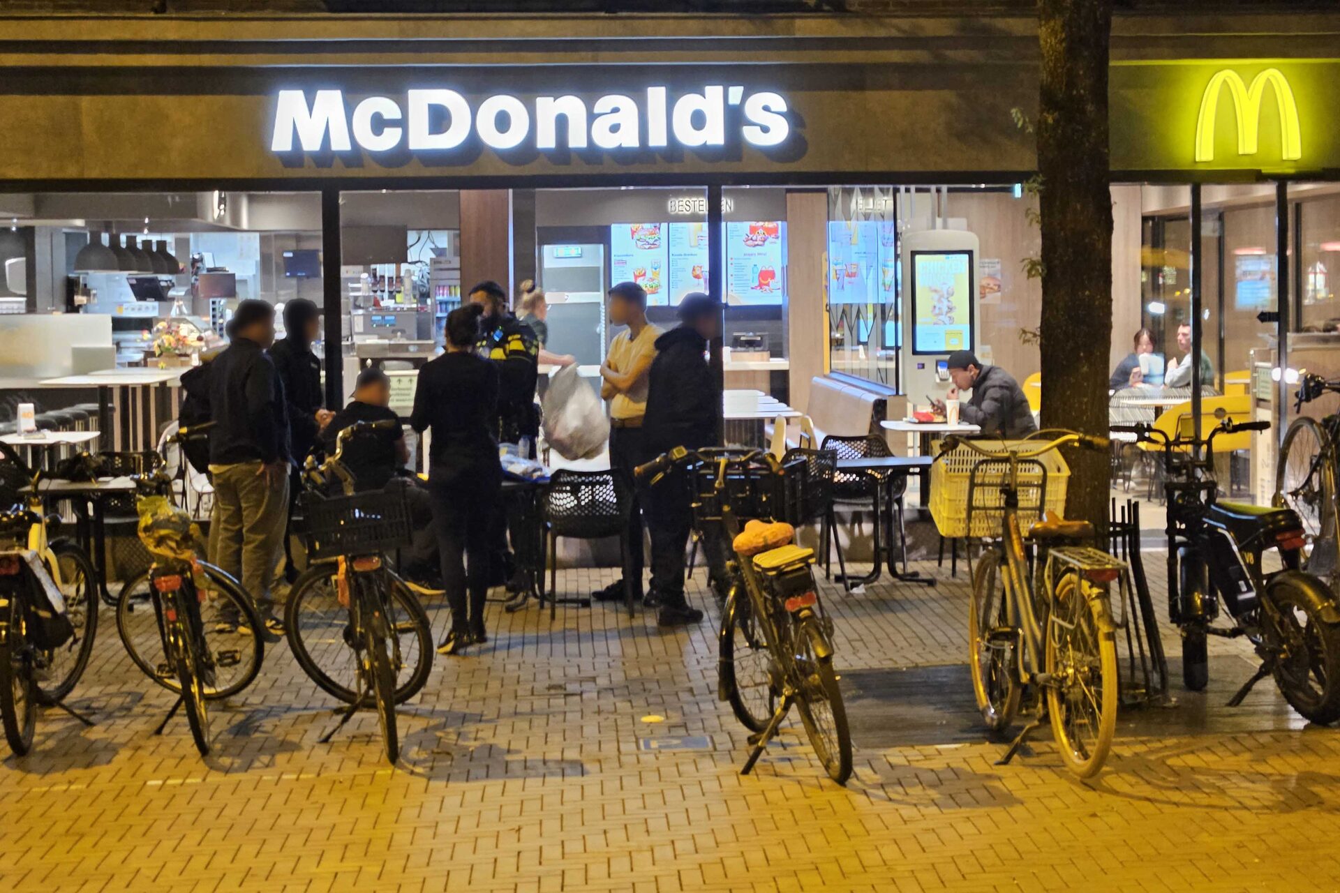Politie zoekt verdachte na mogelijk steekincident bij McDonald’s